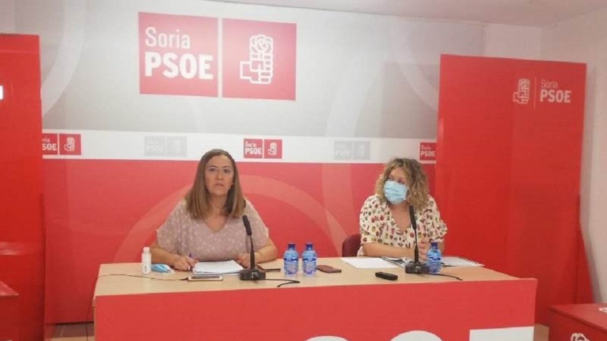 La vicesecrearia general del PSOE de Castilla y León, Virginia Barcones, (i) junto a la procuradora Judith Villar. - PSOE