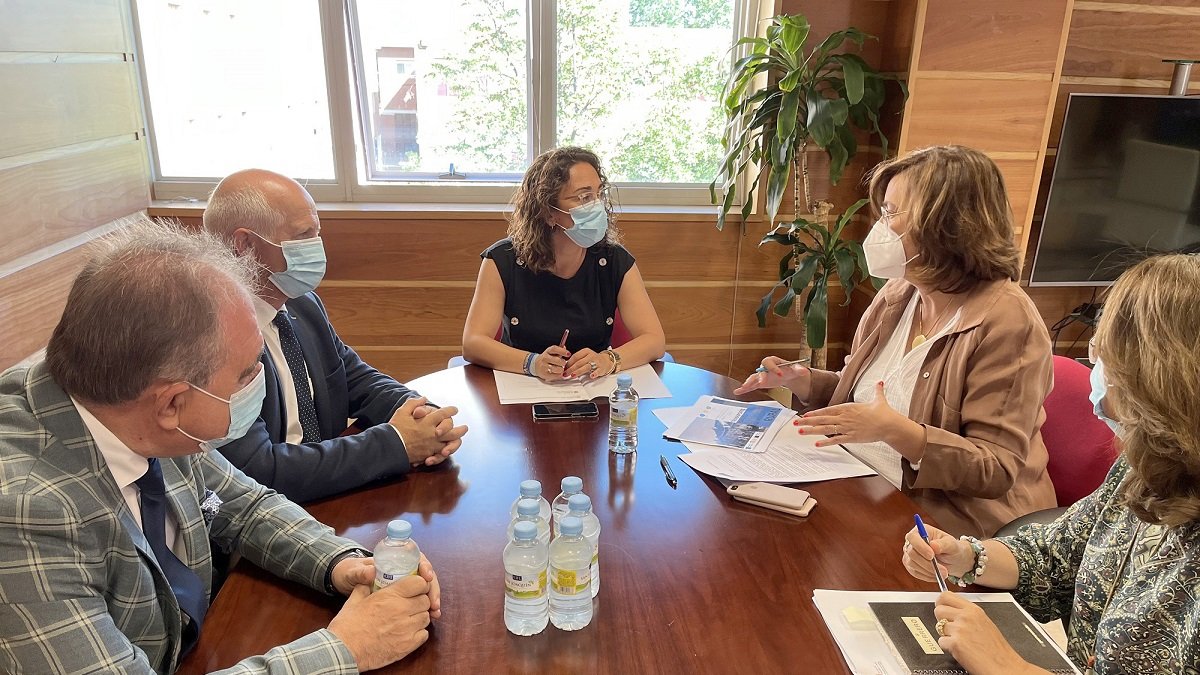 Reunión de la consejera de Movilidad y Transformación Digital, María González, con la presidenta de la Diputación de Palencia, Ángeles Armisén.- ICAL