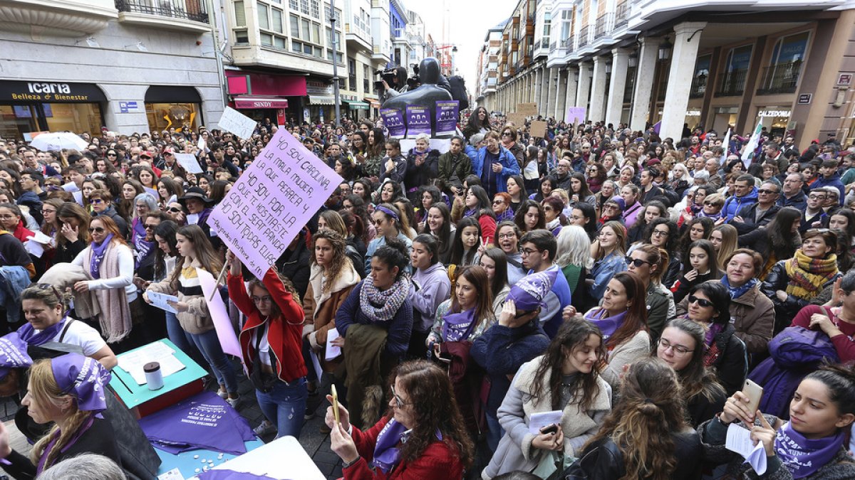 Movilizaciones con motivo del Día Internacional de la Mujer en 2020 en Palencia. / ICALConcentración celebrada en Palencia en la calle Mayor junto al monumento a la Mujer