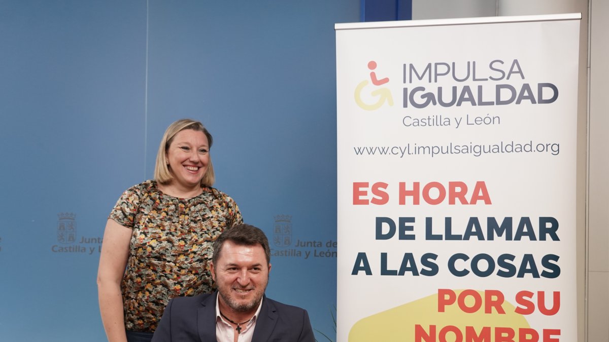 La consejera de Familia e Igualdad de Oportunidades, Isabel Blanco, presenta la nueva marca Impulsa Igualdad Castilla y León, antes Predif, junto al presidente de la entidad, Francisco Sardón - Ical