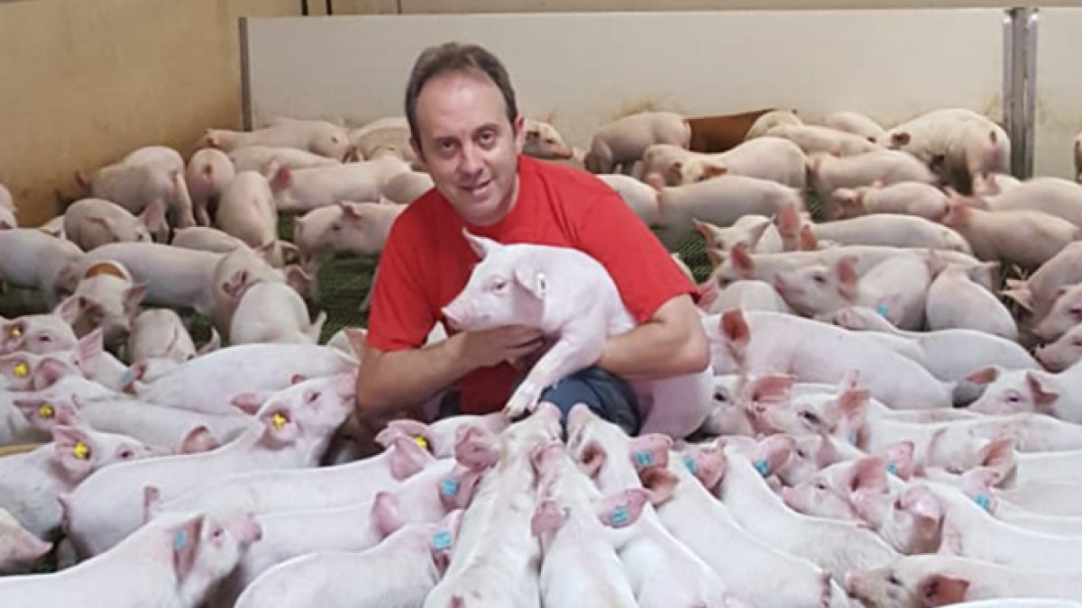 Miguel Ángel Ortiz, en su granja de Langa de Duero (SORIA). -HDS