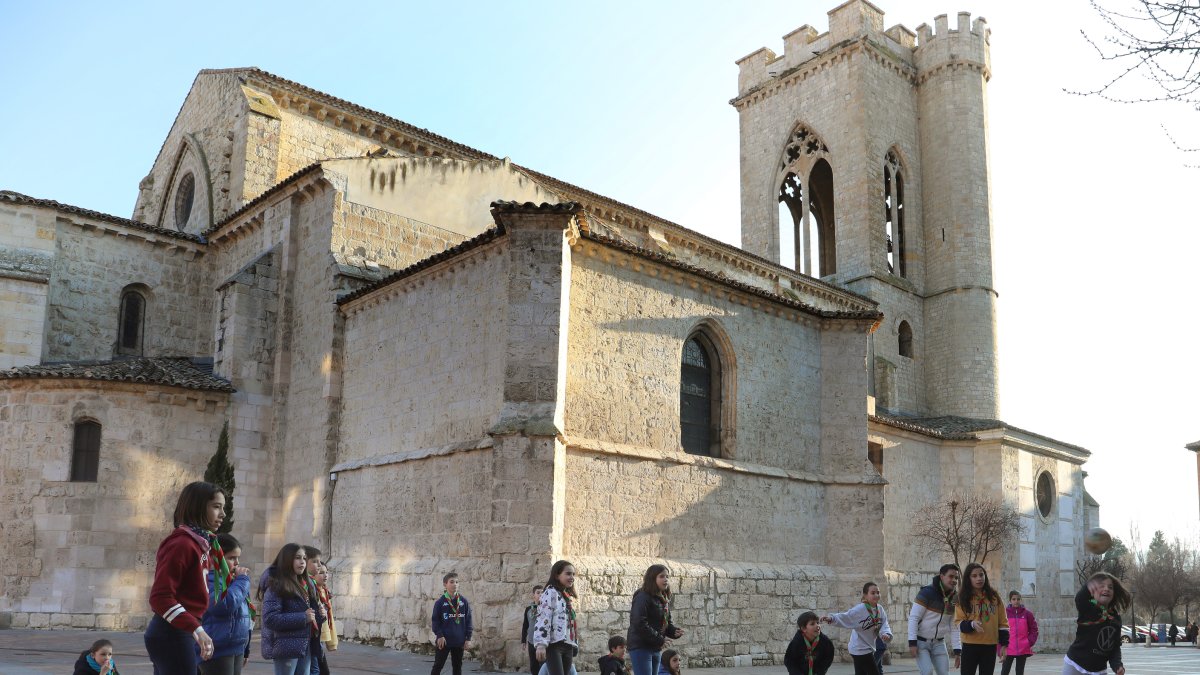 Algunos de los integrantes del Grupo Scout San Miguel de Palencia juegan a la vaca sentada en la plaza de San Miguel.-ICAL