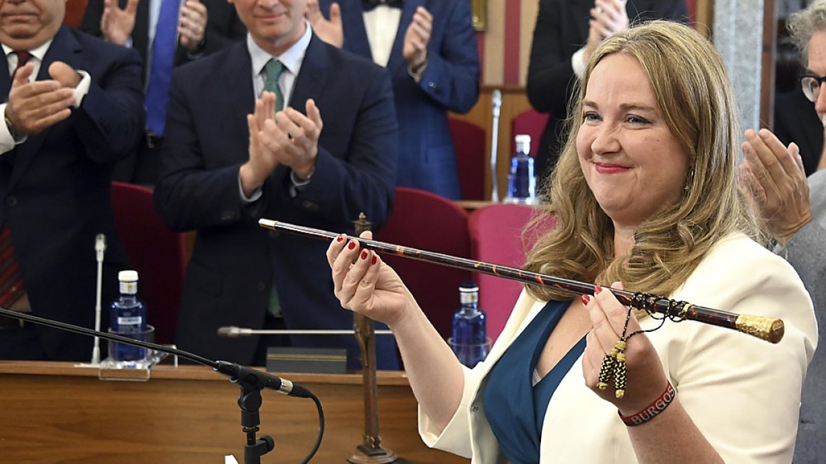 La alcaldesa de Burgos, Cristina Ayala, el pasado 17 de julio, con el bastón de mando en el Pleno de constitución del Ayuntamiento. ICAL