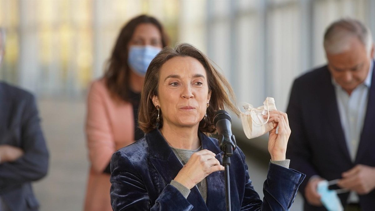 La coordinadora general del PP, Cuca Gamarra, atiende a la prensa antes de la visita a las instalaciones del Palacio de Congresos y Exposiciones (Fibes) en Sevilla. -E. PRESS