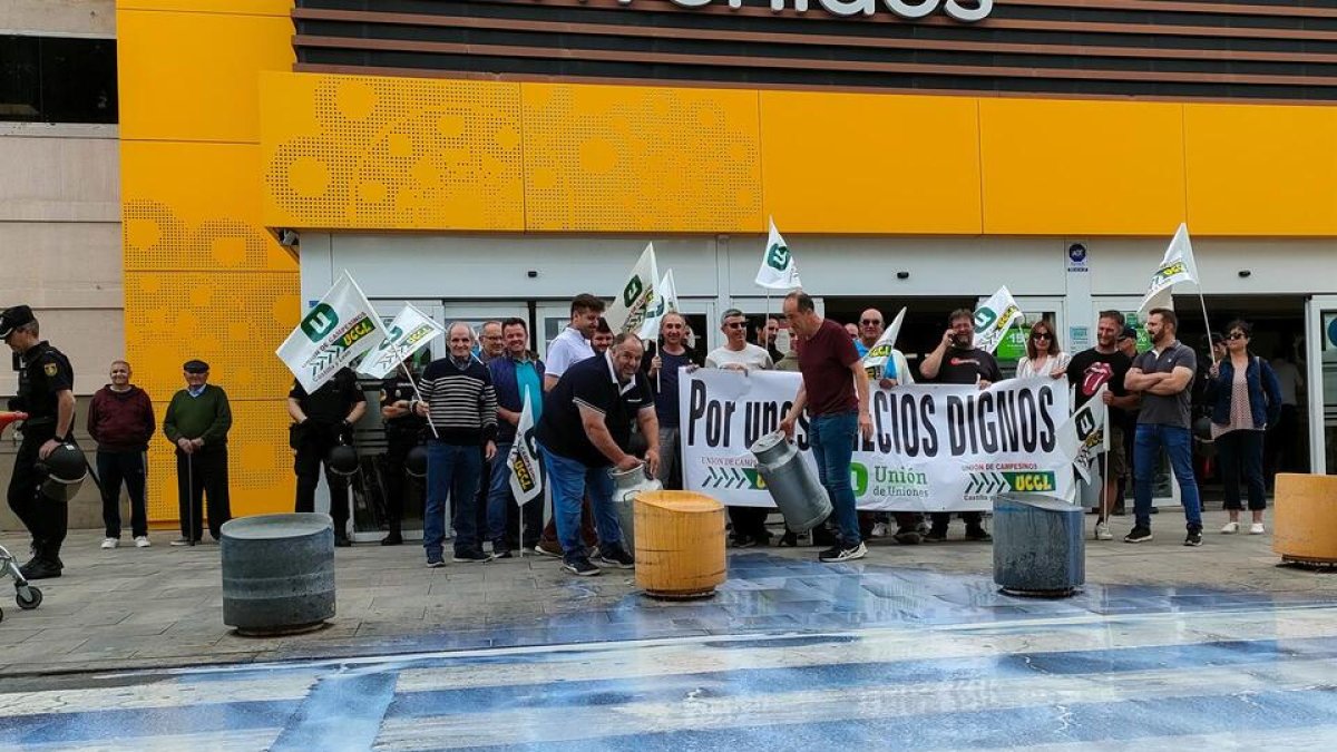 Ganaderos reparten leche gratis y protestan por los precios bajos de algunas marcas en el Carrefour de Salamanca - EUROPAPRESS/LAYA