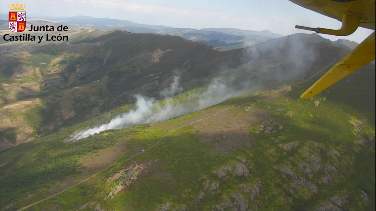 Incendio en Martín Muñoz de Ayllón . Twitter: naturalezacyl