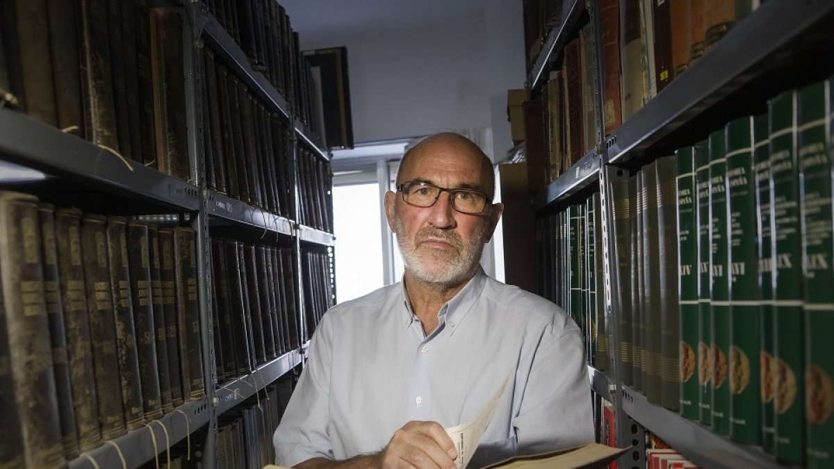 Carlos Tobes en la biblioteca de la iglesia claretiana de Aranda de Duero. PACO SANTAMARÍA