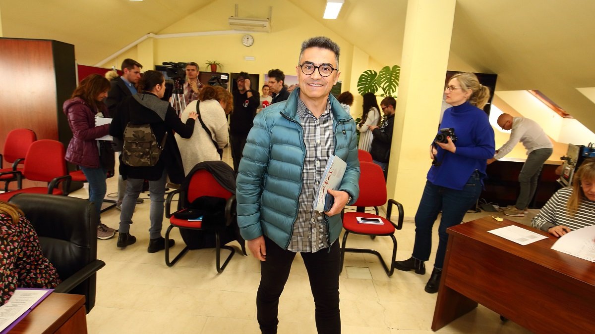 El alcalde de la localidad berciana de Candín, José Antonio Álvarez, durante el pleno del Consejo Comarcal de esta mañana en el que se ha aprobado el cambio del nombre de la localidad a Valle de Ancares.- ICAL