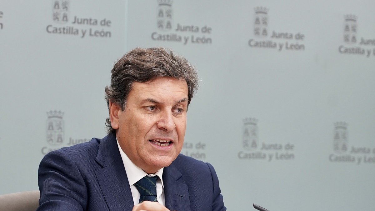 El portavoz de la Junta de Castilla y León, Carlos Fernández Carriedo, durante la rueda de prensa posterior al Consejo de Gobierno.- ICAL