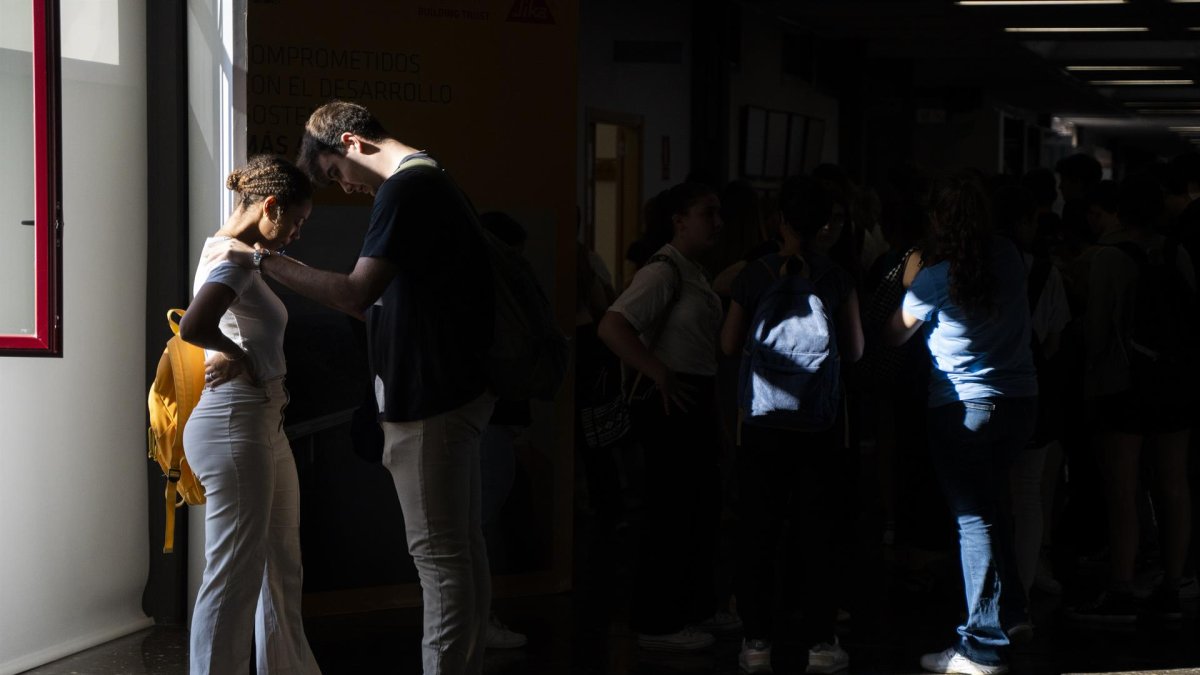 Un grupo de estudiantes en el pasillo de un instituto. EUROPA PRESS.