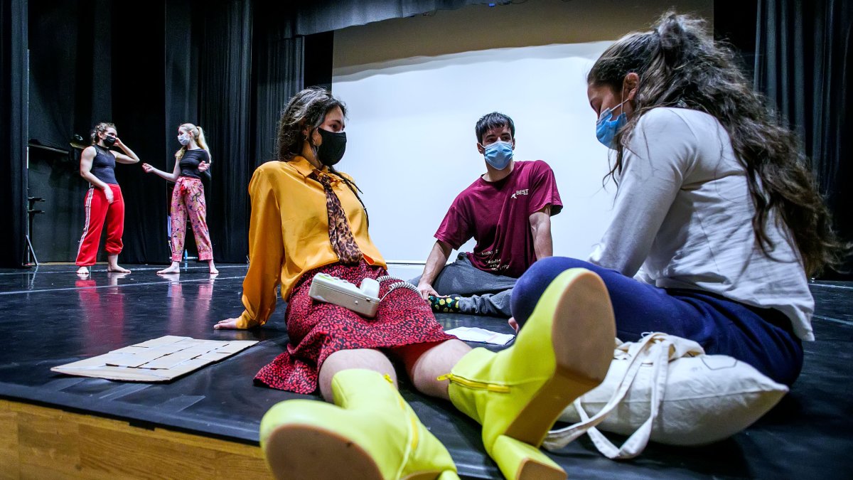 Alumnos de la escuela profesional de danza Ana Laguna de Burgos durante una pausa en un ensayo. Tomás Alonso