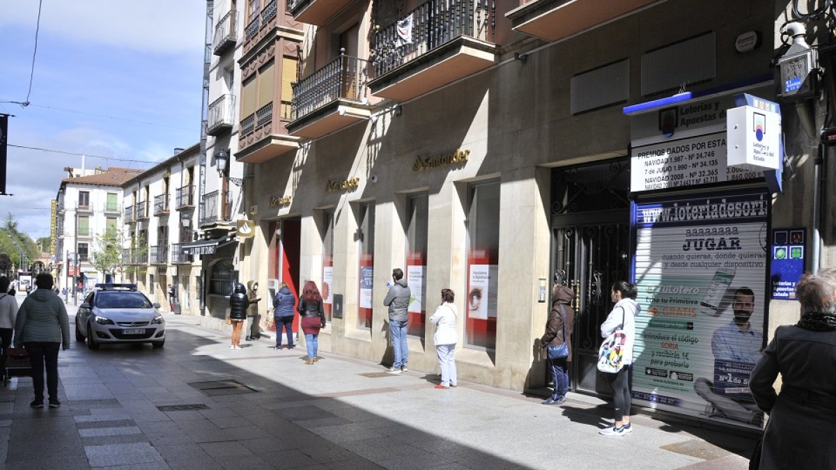 Colas en una entidad bancaria de Soria debido a las restricciones de aforo por el covid. VALENTÍN GUISANDE