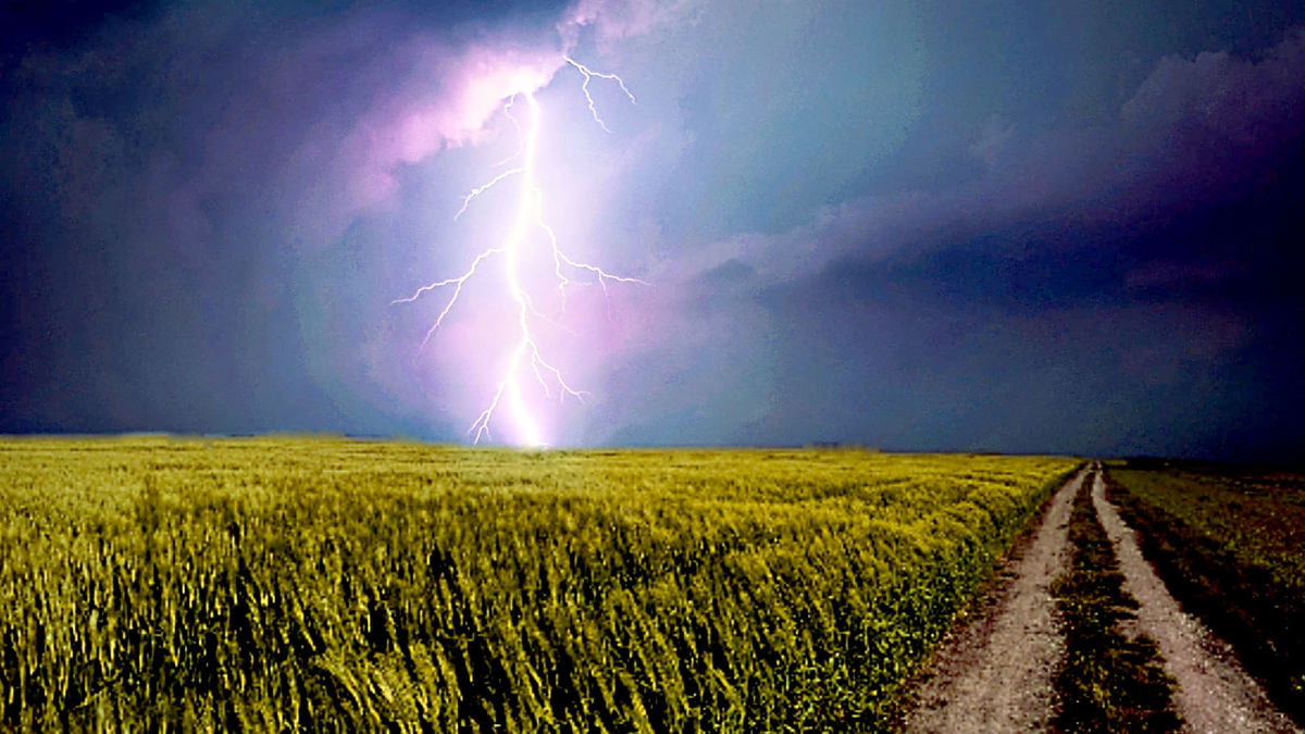 Tormenta sobre un campo de cultivo en una foto de archivo