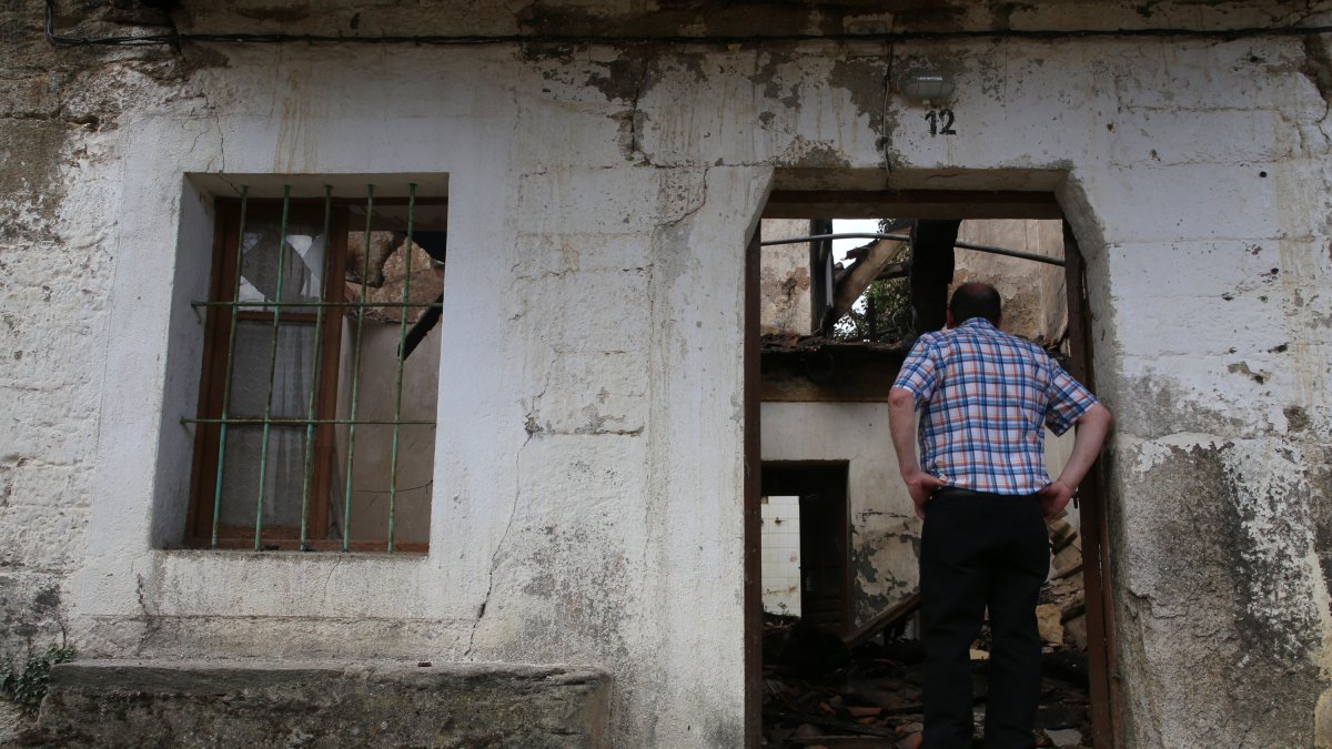 Casas y naves quemadas en villardeciervos en la sierra de la culebra. - ICAL