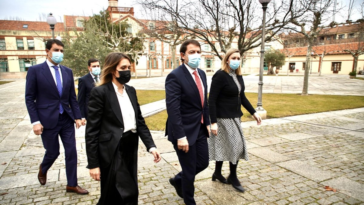 Fernández Mañueco, acompañado de las consejeras de Educación y Familia y los consejeros de la Presidencia y Economía.- ICAL