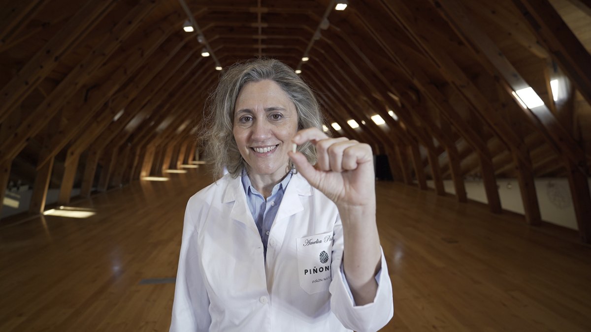 Amelia Pastor, con un piñón entre sus manos