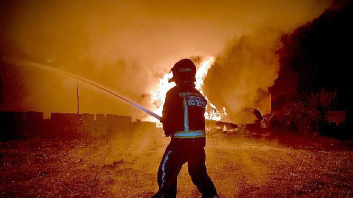 Incendio en la empresa de reciclaje de San Andrés del Rabanedo (León). - ICAL