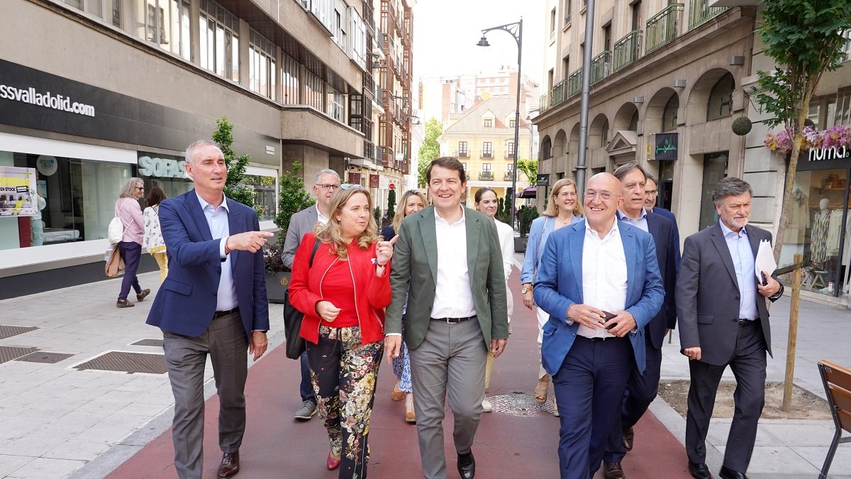El presidente del PP de Castilla y León, Alfonso Fernández Mañueco, flanqueado pro candidatos a las municipales y otros cargos del partido.- ICAL