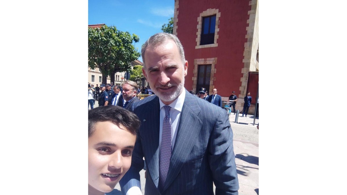 Juanín Gálvez, un chico de 14 años que esperó cinco horas para hacerse una foto con el rey Felipe VI. -E.M.