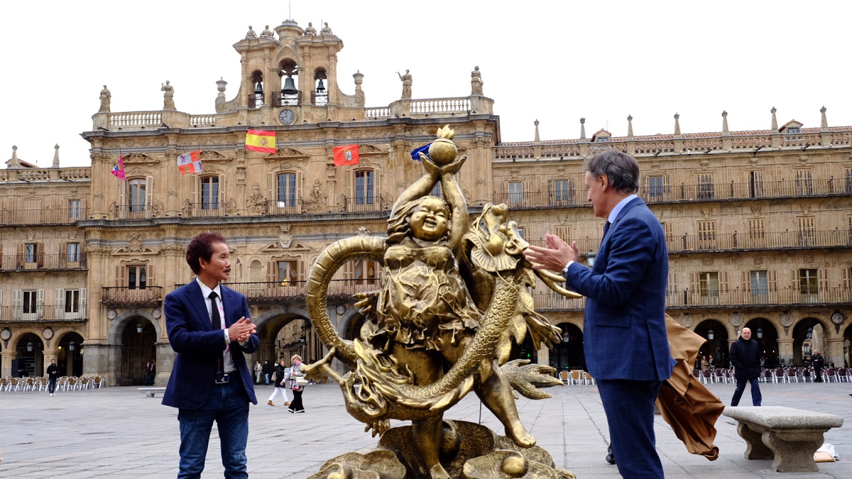 El alcalde, Carlos García Carbayo, y el artista Xu Hongfei, inauguran una nueva escultura en la Plaza Mayor. Jesús Formigo / ICAL.