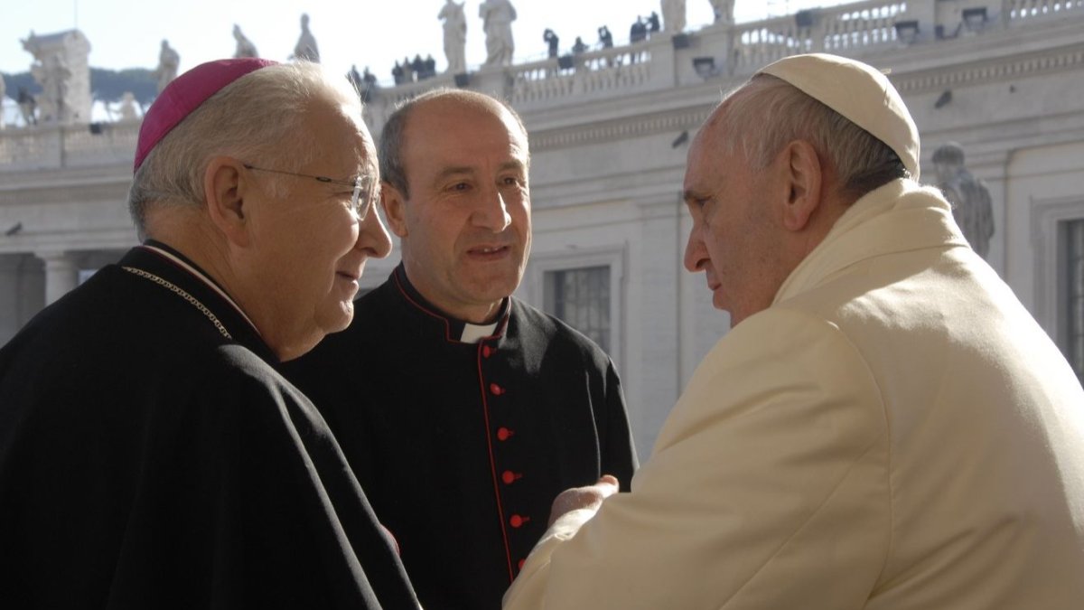 Julián López, el nuevo obispo de Astorga Jesús Fernández con el Papa Francisco, en una imagen de archivo durante una reciente audiencia en Roma. ICAL