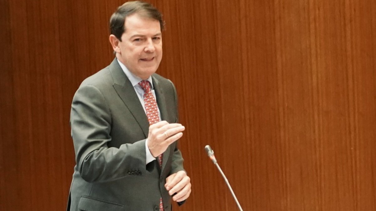 El presidente de la Junta, Alfonso Fernández Mañueco, durante un pleno de las Cortes.- ICAL