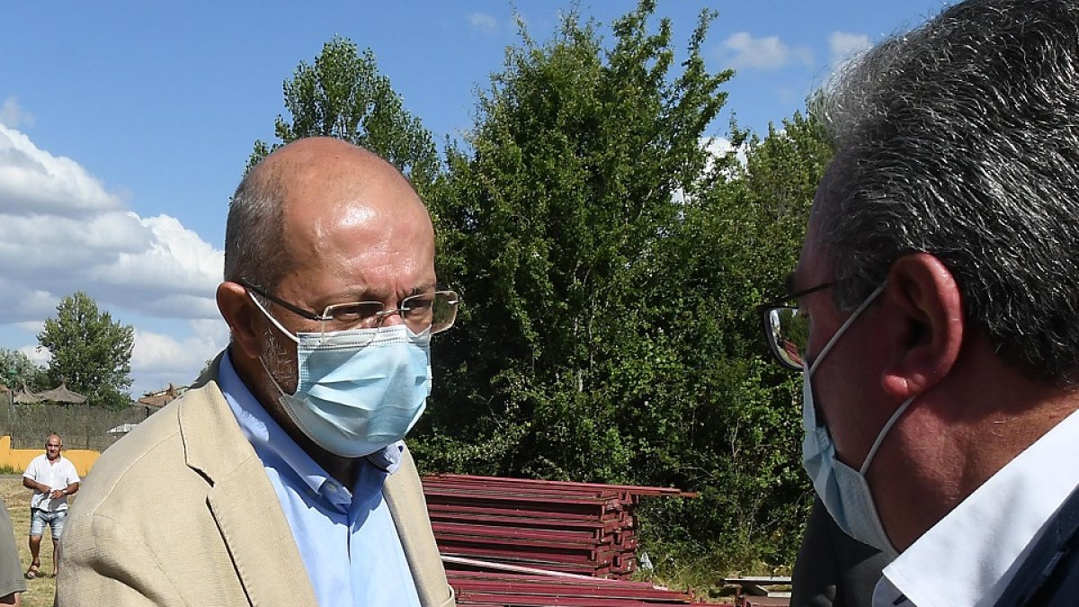 El vicepresidente Francisco Igea participa en el corro de alcaldes en Valdefresno (León). - ICAL