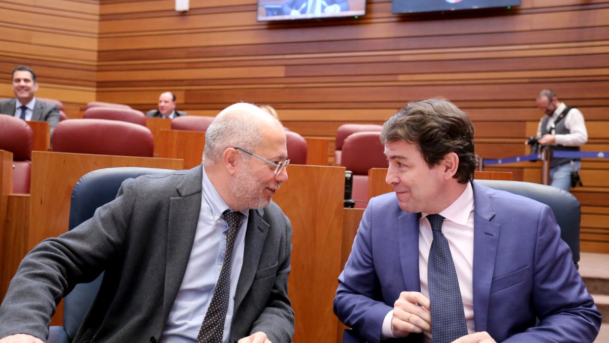 Igea y Mañueco conversan durante el Plano. | ICAL