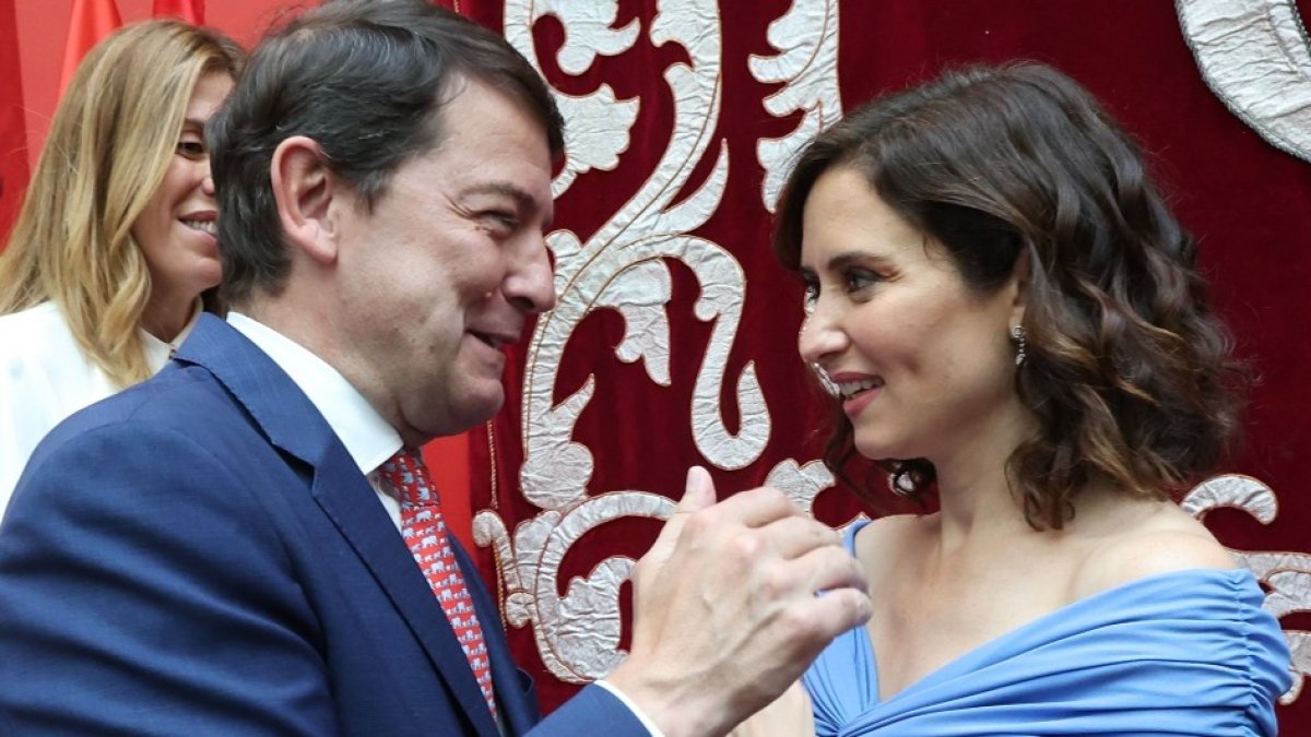 Alfonso Fernández Mañueco con Isabel Díaz Ayuso en la toma de posesión de la Comunidad de Madrid ICAL