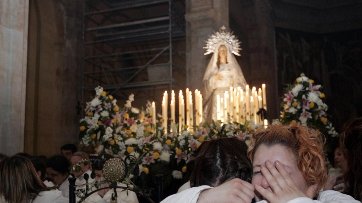 Imagen de archivo de La Hermandad del Cristo del Amor y de la Paz suspendiendo la procesión debido a la fuerte lluvia.- ICAL