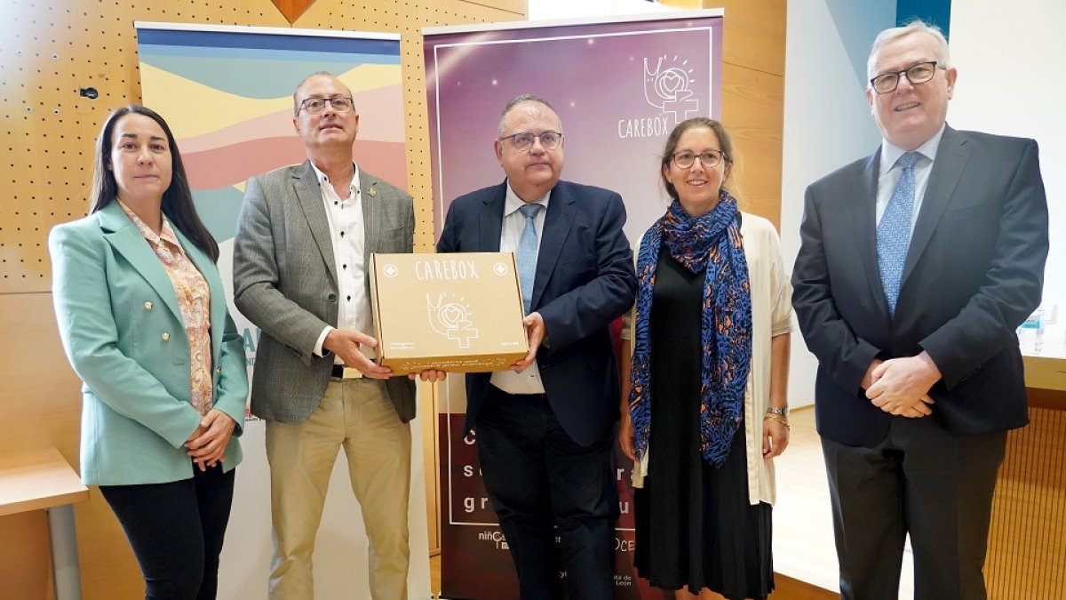 El consejero de Sanidad, Alejandro Vázquez, presenta en rueda de prensa el proyecto Carebox dirigido a niños con cáncer, junto a la Asociación Pyfano y la Fundación Inocente, Inocente. -ICAL