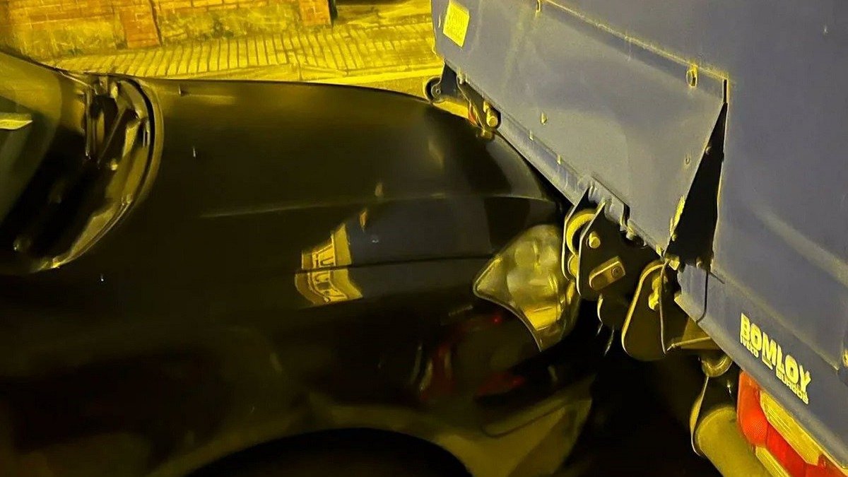 Se da a la fuga tras chocar contra varios vehículos estacionados en la calle Ebro (Burgos). -POLICÍA LOCAL BURGOS
