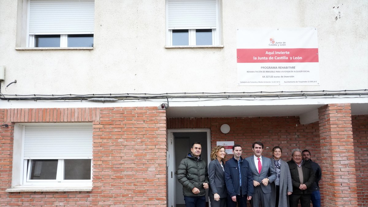 El consejero de Medio Ambiente, Vivienda y Ordenación del Territorio, Juan Carlos Suárez-Quiñones, visita una vivienda en la localidad Traspinedo (Valladolid), rehabilitada por la Junta dentro del programa Rehabilitare.-Ical.