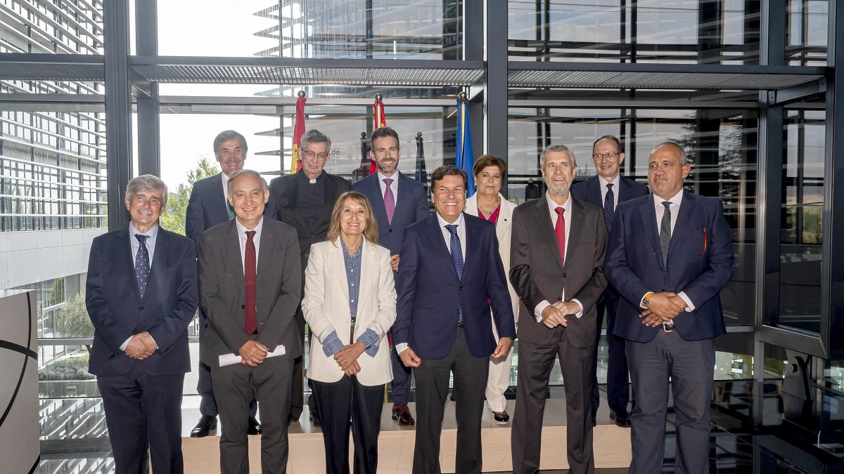 Los consejeros de Educación y de Economía y Hacienda, Rocío Lucas y Carlos Fernández Carriedo, con los rectores de las universidades de Castilla y León.- ICAL