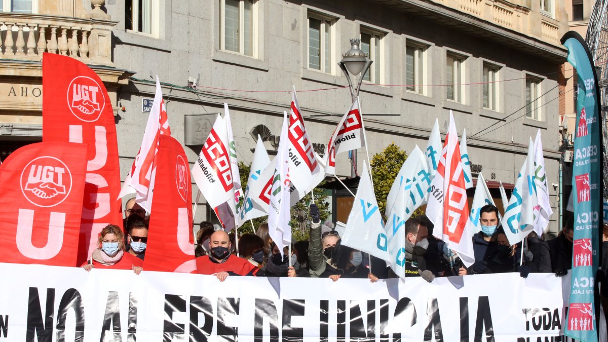 Manifestación sindical contra el ERE de Unicaja, este jueves en Valladolid. ICAL.