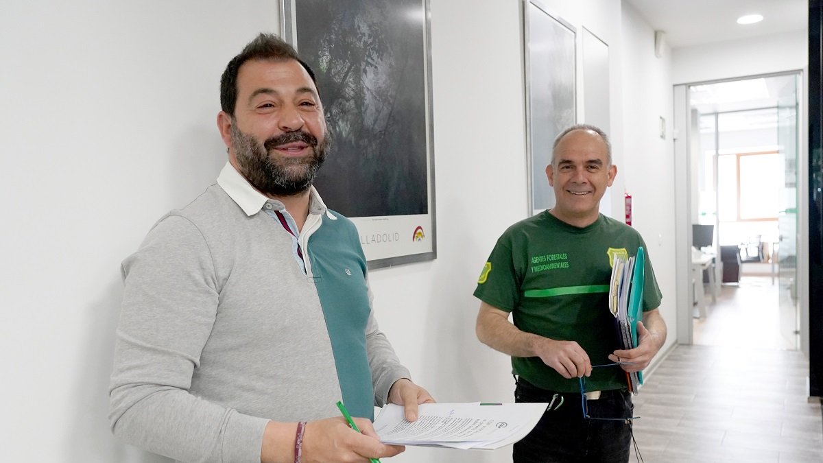 El vicepresidente del sector de la Junta de CSIF Castilla y León (AGCYL), Agustín Argulo (I), y el vicesecretario de USCAL, Esau Escolar (D), analizan el decreto Ley de Medidas Urgentes sobre Prevención y Extinción de Incendios Forestales; plan anual de prevención 2023, y la negociación sobre el operativo y regulación pendiente del sistema de guardia. - ICAL