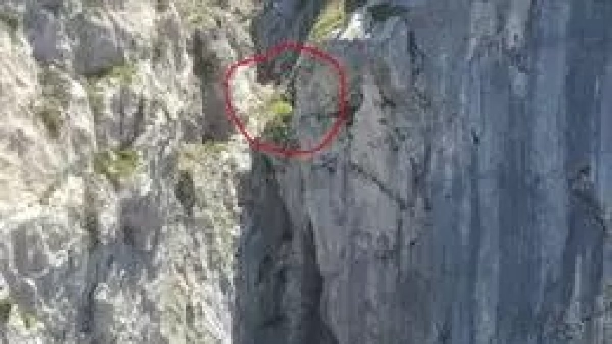 Un momento del rescate al montañero francés. E.P.