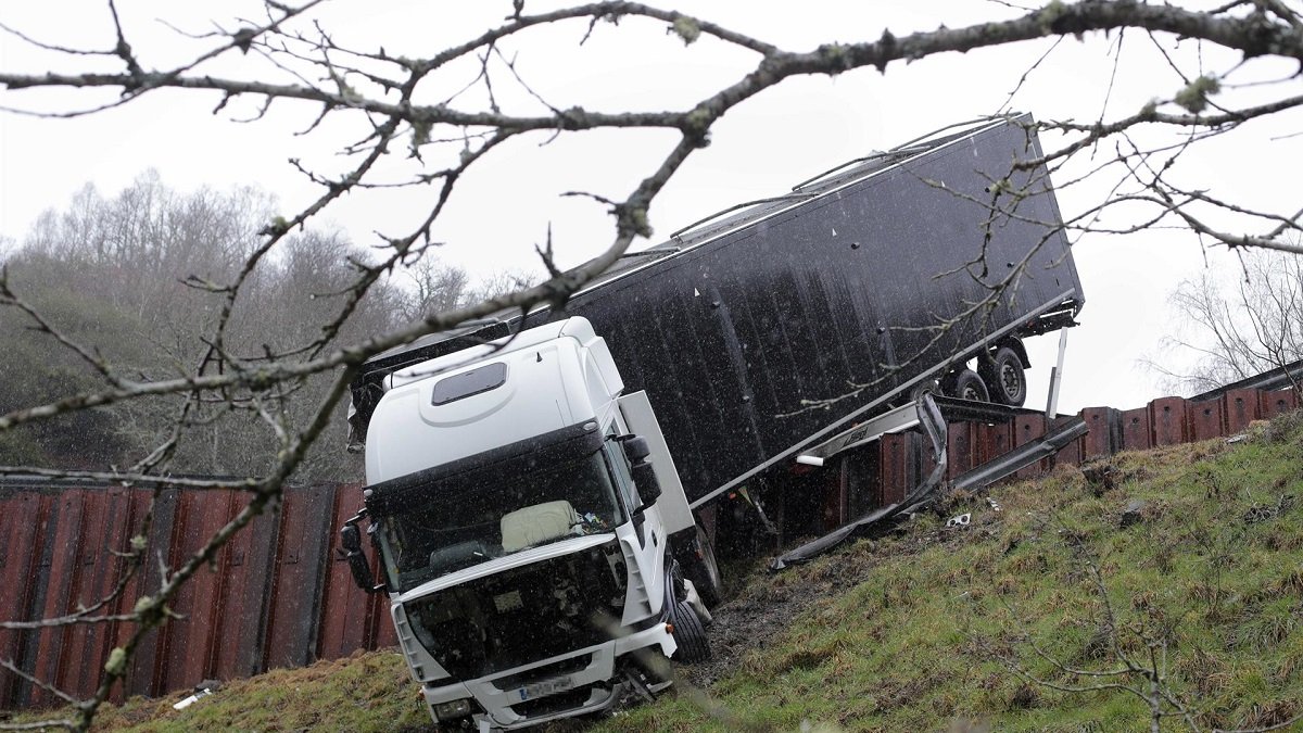 Un camión accidentado.- E. PRESS