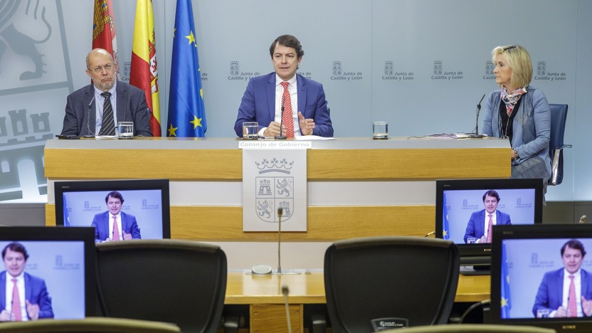 El presidente de la Junta de Castilla y León, Alfonso Fernández Mañueco, ha anunciado en rueda de prensa posterior al Consejo de Gobierno que han ha decidido este viernes suspender las clases en toda la Comunidad, tras hacerlo en los últimos días en Burgos capital y la zona de Miranda de Ebro, lo que supone que se quedan sin clase medio millón de estudiantes, incluidos los universitarios.