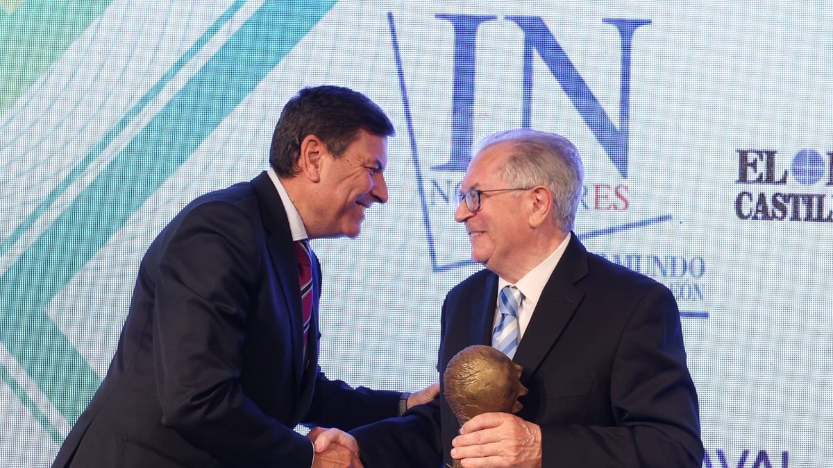 Gala Premios Innovadores 2022 de El Mundo de Castilla y León - Carriedo entrega a Felipe Romera el premio Personaje Único.- E. M