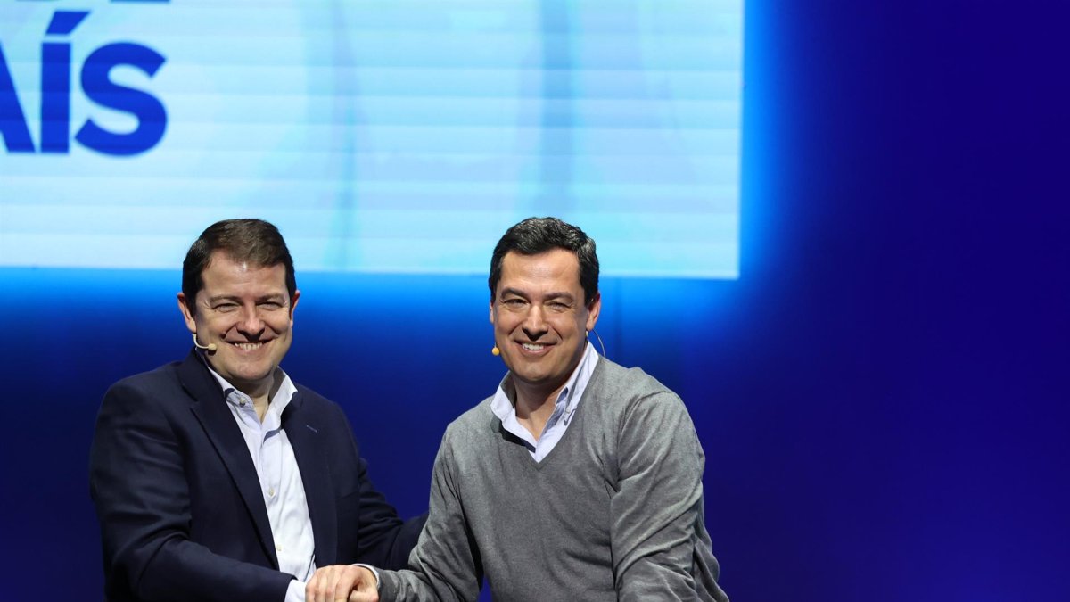 El presidente de la Junta de Castilla y León, Alfonso Fernández Mañueco, junto al presidente de Andalucía, Juanma Moreno. E.P.