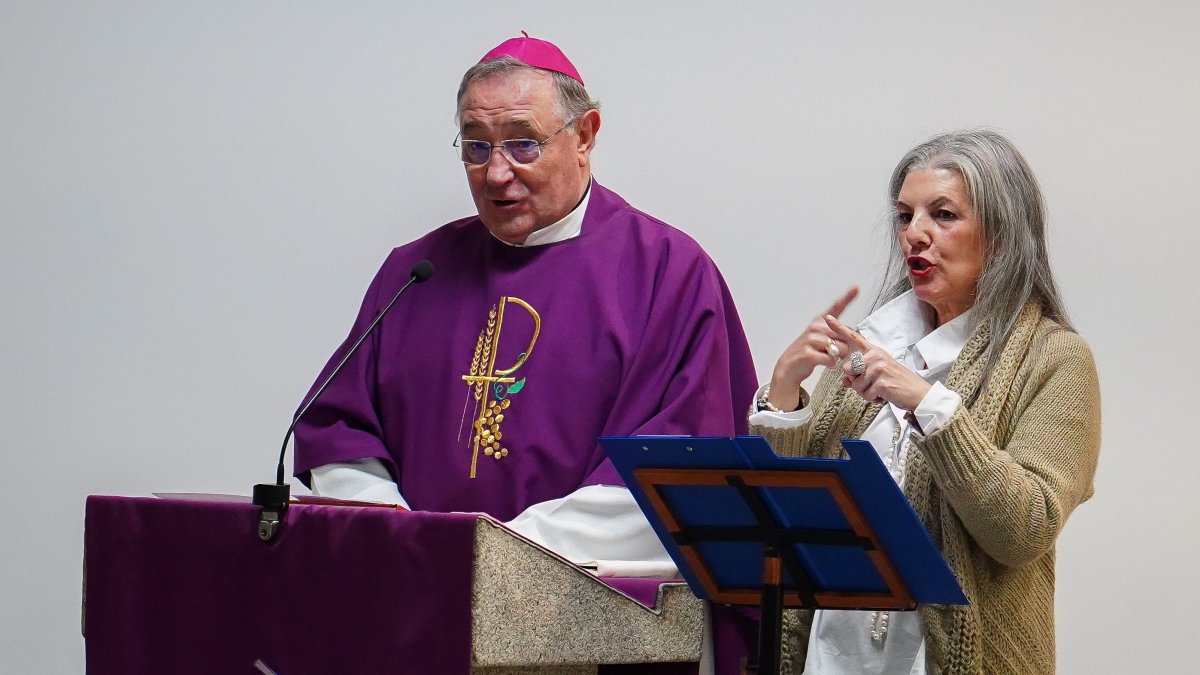 El obispo de León, Luis Ángel de las Heras, preside una misa en la
parroquia de Nuestra Madre del Buen Consejo con intérprete en lengua de signos - ICAL