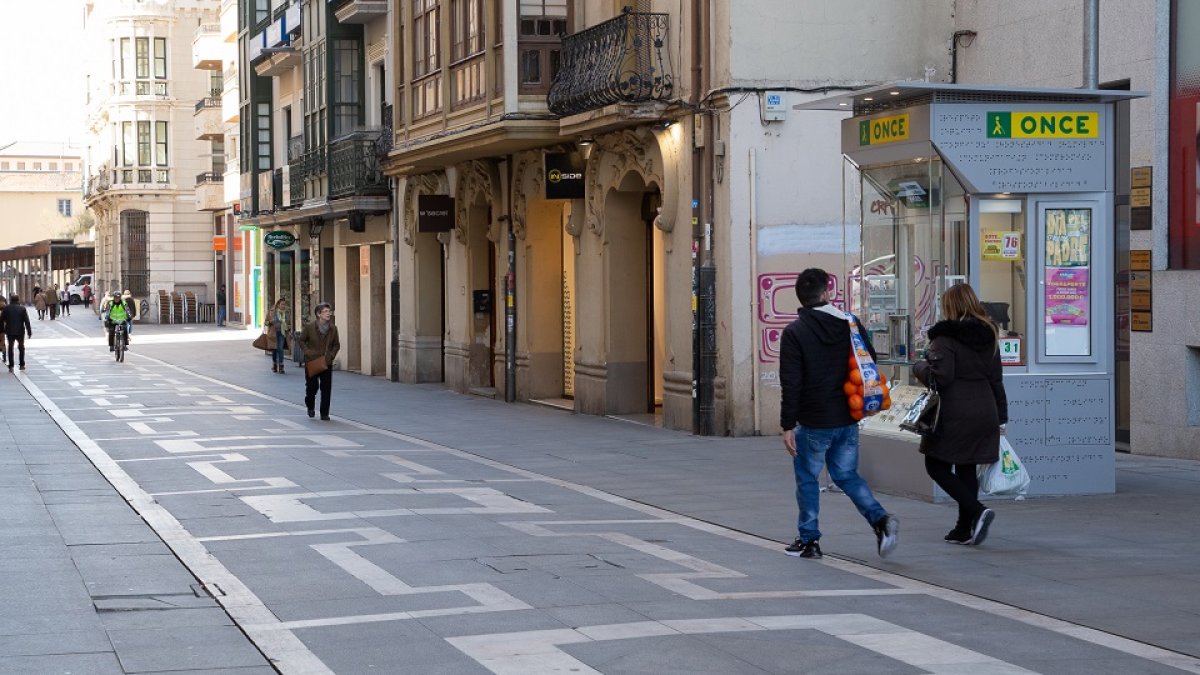 Calles vacias y tiendas de alimentación llenas por la crisis del Coronavirus en Zamora. - ICAL