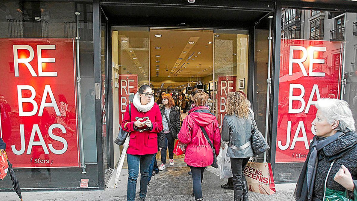 Clientes entran y salen de un establecimiento de Castilla y León con puertas automáticas en una foto de archivo. J.M. LOSTAU