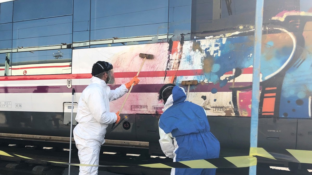 Limpieza de grafitis de trenes de Renfe. - E.M.
