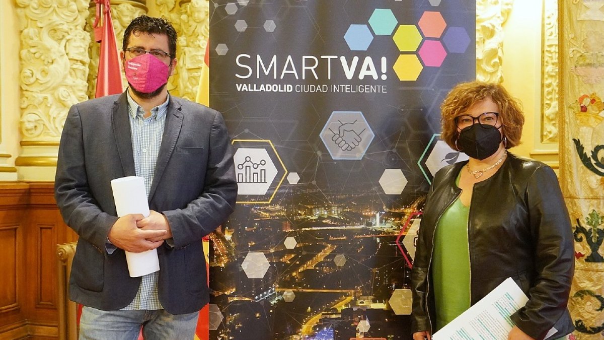 Alberto Bustos y Charo Chávez en la presentación del portal Valladolid Participa en las instalaciones del Ayuntamiento de Valladolid. / Innolid