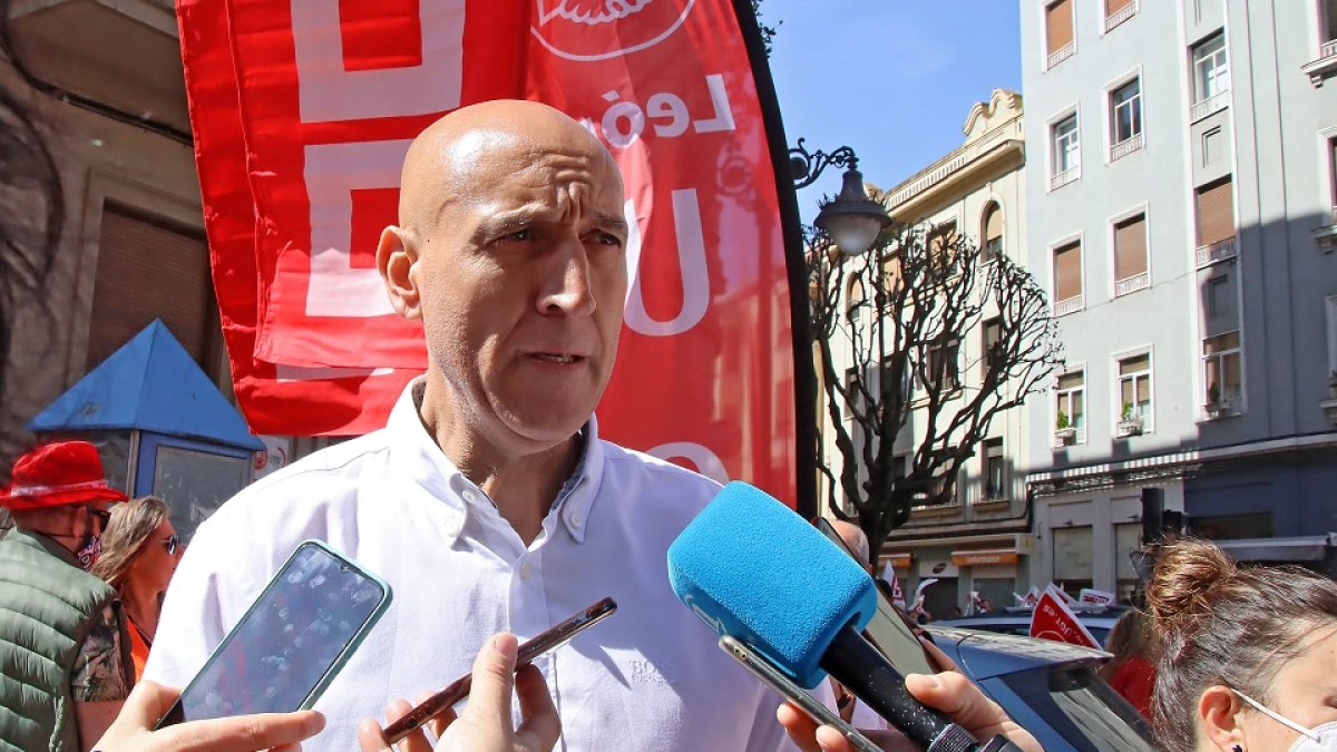 El alcalde de León en la manifestación en León con motivo del Día Internacional del Trabajo. | ICAL