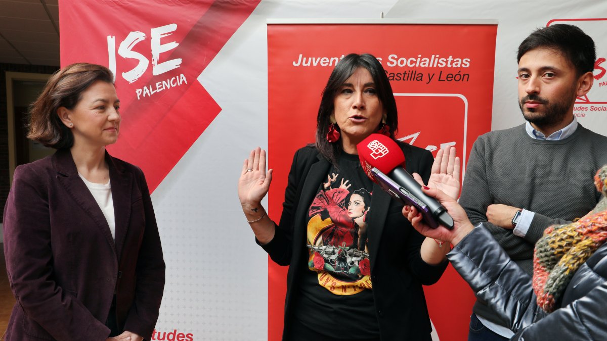 La portavoz del Grupo Parlamentario Socialista en el Senado, Eva Granados(I); la secretaria de Organización del PSOECyL, Ana Sánchez(C); y el secretario general de Juventudes Socialistas de CyL, Fran Diaz, en el acto de clausura de las Jornadas de Gobierno Local organizadas por Juventudes Socialistas de Castilla y León. -ICAL