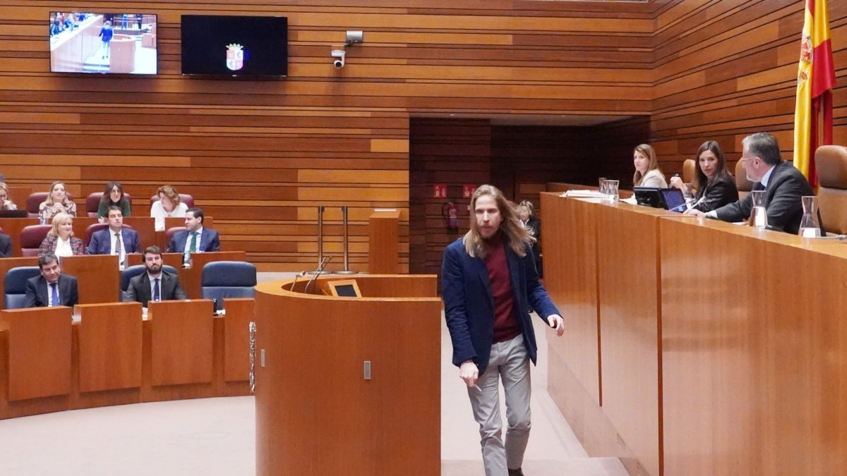 Momento en el que Pablo Fernández abandona el estrado por orden del presidente de las Cortes, Carlos Pollán. ICAL