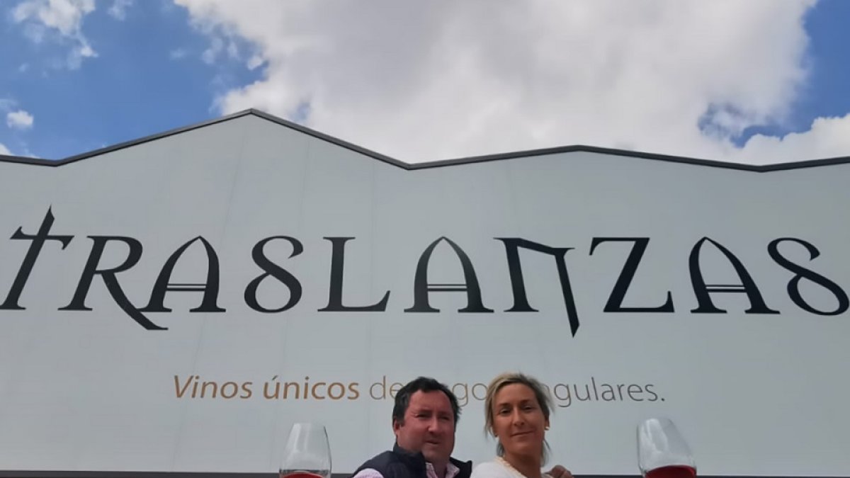 Carlos González y María Pinacho, frente a las instalaciones de la bodega Traslanzas, en Mucientes. / E.M.